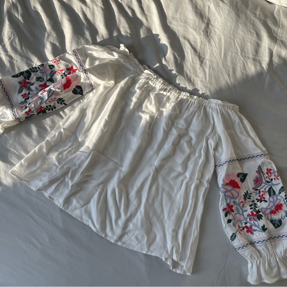 Sugar+Lips Embroidered Off-The-Shoulder Top (M)